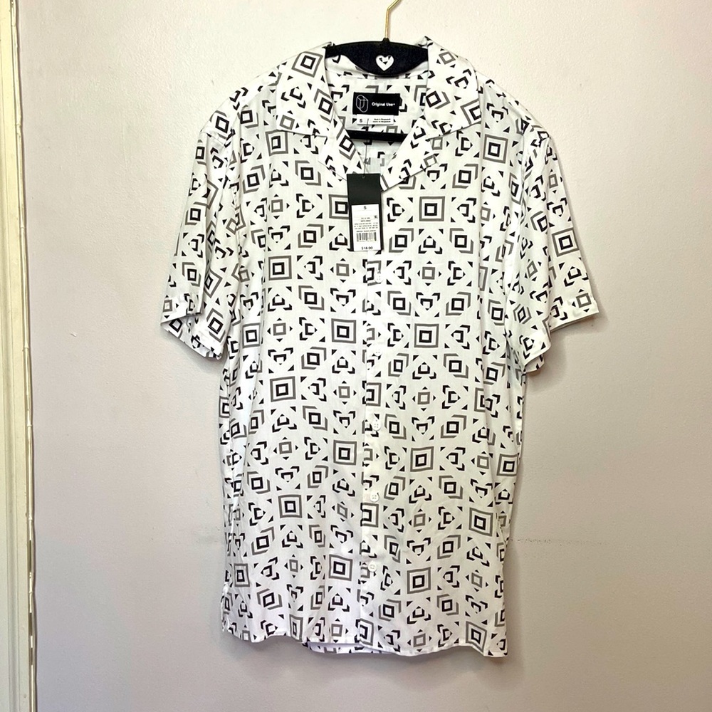 NWT MENS ORIGINAL USE RAYON GEO PATTERN BUTTON DOWN SHIRT SIZE SMALL CASUAL WEAR